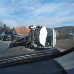 Accident la Fundătura! O autoutilitară s-a răsturnat pe şosea