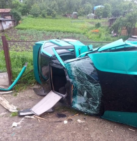 FOTO | Grav accident în Fundătura! Un BMW a fost distrus de un tânăr vitezoman