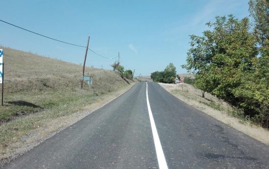 Lucrări de marcaje rutiere pe şapte drumuri județene, pe sectoare ce însumează peste 81 de km