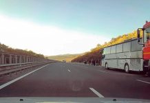 Un autocar plin cu pasageri a luat foc pe Autostrada Transilvania