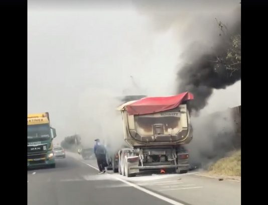 Camion cuprins de flăcări pe DN1C (FOTO)