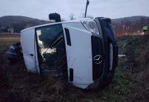 Grav accident în Apahida! 8 persoane rănite după ce un microbuz s-a răsturnat (FOTO)