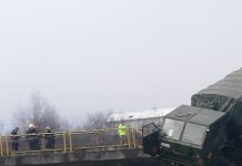 FOTO/VIDEO | Accident la intrare în Dej! Camion al Armatei la un pas să cadă în gol de pe un pod
