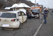 Accident cu două maşini în Dej! Trei oameni au ajuns la spital (FOTO)