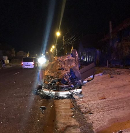 Accident în Dej! O tânără de 19 a fost rănită după ce o maşină s-a răsturnat pe şosea (FOTO)