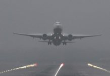 Pasager băut, dat jos din avion cu cătuşe la mâini, pe aeroportul din Cluj-Napoca