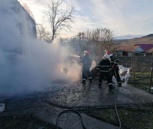 Incendiu violent la o casă din Ocna Dej! Patru persoane au ajuns la spital (FOTO)