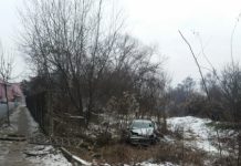 FOTO | Accident în Dej! O șoferiță a rupt un gard de beton