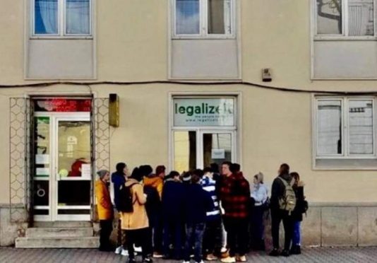 Coadă mare la primul magazin cu produse pe bază de canabis din Cluj