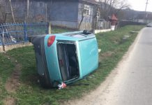 FOTO | Accident cu două mașini în Petrești! Una s-a răsturnat