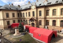 Cort de triaj în fața Clinicii Medicală I din Cluj-Napoca