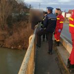 FOTO | Un tânăr a a amenințat că se aruncă de pe un pod
