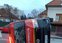EXCLUSIV: Microbuz SMURD răsturnat într-un accident în Cluj! Transporta persoane spre locurile de carantină (VIDEO)