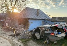 FOTO: Un mort și 4 răniți pe DN17, la Uriu. S-a înfipt cu mașina într-o casă