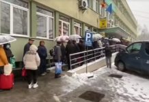 Bolnavii de cancer stau la coadă în ninsoare la Institutul Oncologic din Cluj (VIDEO)