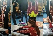 Imagini revoltătoare în judeţul Cluj: tineri băgaţi în sicriu în biserică şi puşi să jure pe Biblie (VIDEO)