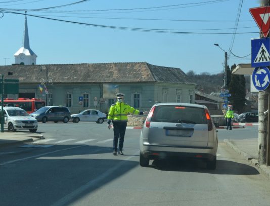 Verificări la Turda! Poliţiştii şi militarii au legitimat peste 120 de persoane (FOTO)