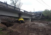 Un pod din judeţul Cluj s-a prăbuşit după ce muncitorii au încercat să îl consolideze (FOTO)