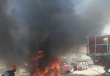 Camion cuprins de flăcări în curtea unei firme din Dej! Exista riscul de producere a unei explozii (FOTO)