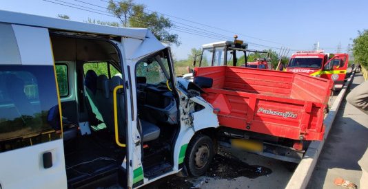 Accident în Jucu! Doi oameni au ajuns la spital după impactul dintre un microbuz şi un tractor (FOTO)