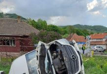 FOTO | Grav accident în judeţul Cluj! Microbuz lovit de tren
