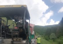 Pe drumul judeţean Alunișu – Săcuieu – Vișagu lucrările au intrat în faza de asfaltare (FOTO)