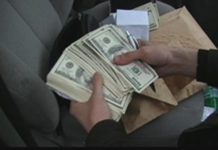 Clujeni reţinuţi după ce au încercat să cumpere fructe şi legume cu dolari falsificaţi