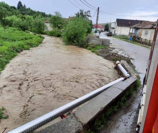 Intervenţii ale pompierilor din Dej în urma ploilor de ieri (FOTO)