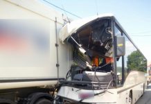 Accident între un autocar și un camion în Sântioana! Trei persoane rănite (FOTO)