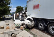 Accident în Urişor! O dubă a intrat sub un TIR (FOTO)