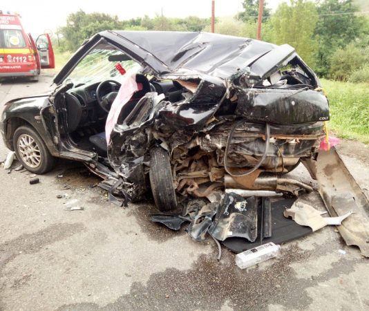 FOTO – ACCIDENT: Trei mașini distruse, un tânăr în stare gravă