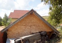 Accident în Cluj-Napoca! O şoferiţă s-a răsturnat cu maşina pe o cabană (FOTO)