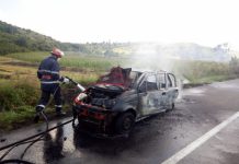 Maşină distrusă de un incendiu! Flăcările s-au extins de la un incendiu de vegetaţie (FOTO)