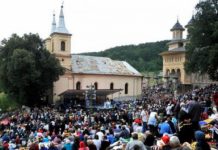 Centru de vaccinare la Mănăstirea Nicula