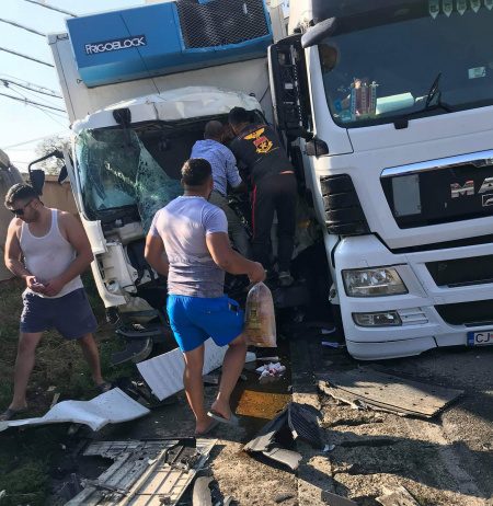 ULTIMA ORĂ – Accident în Răscruci! Au fost implicate două autotrenuri şi un autoturism (FOTO)