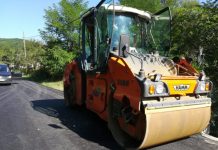 A început asfaltarea pe drumul judeţean 182F Cuzdrioara – Valea Gârboului – Rugășești