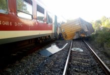 Accident neobișnuit în Negreni! Un tren a lovit un container care s-a desprins de pe un TIR (FOTO)