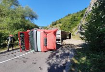 Accident în Buru! Un camion încărcat cu nisip s-a răsturnat (FOTO)