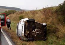 Accident în apropiere de Vâlcele! O şoferiţă s-a răsturnat cu maşina (FOTO)