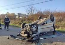 Accident în Viișoara! O mamă și fiica ei au scăpat ca prin minune după ce s-au răsturnat cu mașina (FOTO)