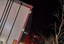 Accident în Izvoru Crișului! Un TIR a ajuns în șanț (FOTO)