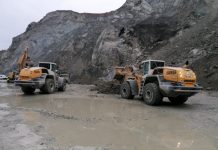 Grav accident de muncă în cariera Morlaca! Un bărbat aflat într-un utilaj a fost prins sub un versant (FOTO)