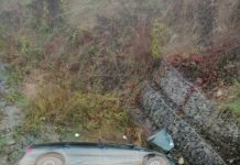 Accident între Răzbuneni şi Bobâlna! Două persoane rănite după ce s-au răsturnat cu maşina în albia unui pârâu (FOTO)