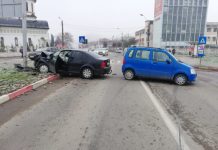 Accident cu două maşini în Turda! Cei doi şoferi au fost răniţi şi au ajuns la spital (FOTO)