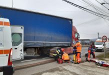 Grav accident în Dej! O femeie a fost lovită de un autotren (FOTO)