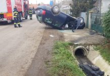 Accident în Tritenii de Jos! Maşină răsturnată după ce a lovit un podeţ (FOTO)