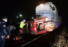 Grav accident în Bistriţa-Năsăud! Maşina lovită de tren: un bărbat a decedat, iar doi copii sunt în stare gravă