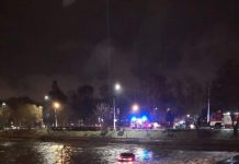 Un BMW a „zburat” în Someș, la Cluj (VIDEO)