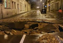 Două străzi din Cluj inundate! Au fost afectate mai multe case, blocuri și o parcare subterană (FOTO)