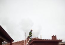 Incendiu la o casă de pe strada Liviu Rebreanu din Dej (FOTO)